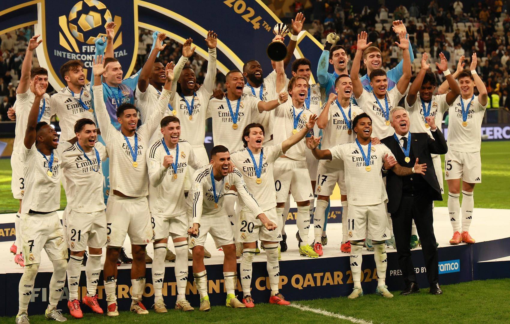 在今日TES对阵OMG的比赛中，Rookie使用阿卡丽达成了在LPL的第3000杀，是LPL第1位达成该成就的选手＼