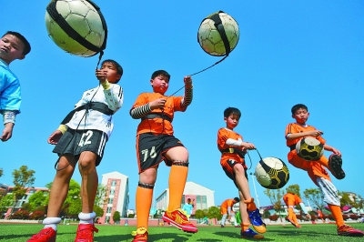 外媒更新2022夏季赛第十一周的全球战队战力排行。 GENG夺冠第一！